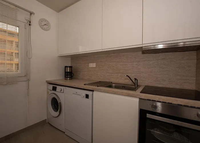 Grand T2 Proche Avec Piscine Collective, Climatisation, Parking Etroit - Fr-1-803-51 Apartman *