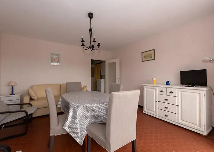 Grand T2 Proche Avec Piscine Collective, Climatisation, Parking Etroit - Fr-1-803-51 *