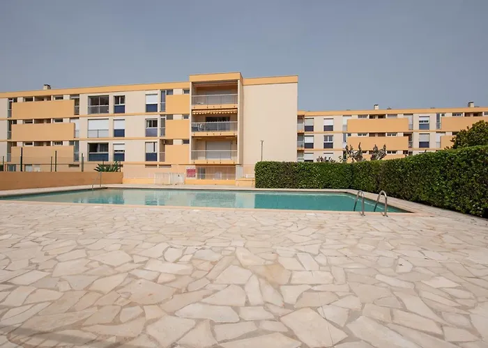 Grand T2 Proche Avec Piscine Collective, Climatisation, Parking Etroit - Fr-1-803-51