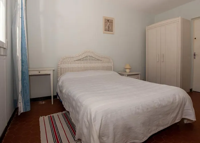 Grand T2 Proche Avec Piscine Collective, Climatisation, Parking Etroit - Fr-1-803-51 Apartman