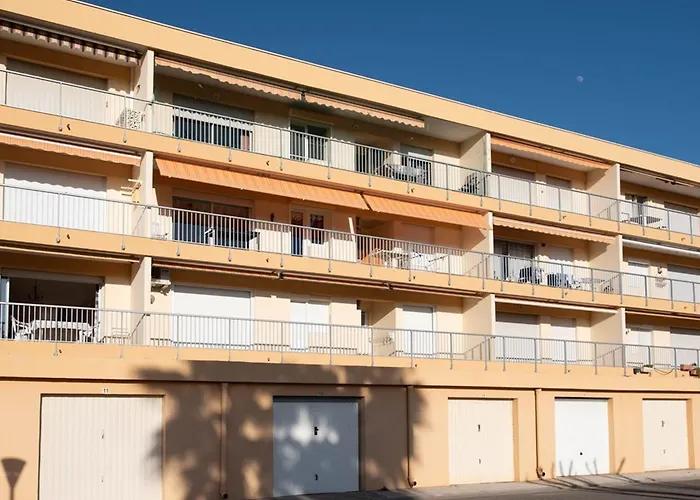 Grand T2 Proche Avec Piscine Collective, Climatisation, Parking Etroit - Fr-1-803-51 * Le Lavandou